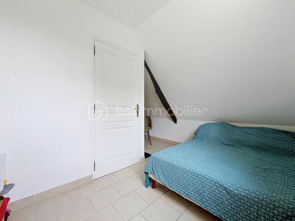 Nous vous proposons cette maison individuelle de 5 pièces située sur la commune recherchée de Bayeux comprenant 1 séjour double, une cuisine équipée, un bureau, une salle d'eau, une buanderie et un WC. 
L'étage se compose de deux chambres en enfilade et d'une troisième chambre avec la possibilité de créer un coin dressing.
Son jardin de 699 m2 sans vis a vis vous donne la de nombreuses opportunités d'aménagement.
Pas de travaux a prévoir pour cette maison individuelle, rare sur le secteur et une visite s'impose.