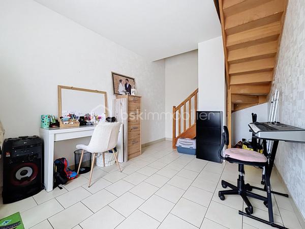 Nous vous proposons cette maison individuelle de 5 pièces située sur la commune recherchée de Bayeux comprenant 1 séjour double, une cuisine équipée, un bureau, une salle d'eau, une buanderie et un WC. 
L'étage se compose de deux chambres en enfilade et d'une troisième chambre avec la possibilité de créer un coin dressing.
Son jardin de 699 m2 sans vis a vis vous donne la de nombreuses opportunités d'aménagement.
Pas de travaux a prévoir pour cette maison individuelle, rare sur le secteur et une visite s'impose.