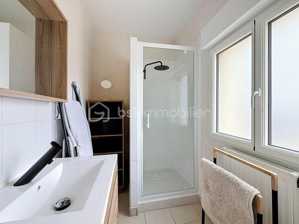 Nous vous proposons cette maison individuelle de 5 pièces située sur la commune recherchée de Bayeux comprenant 1 séjour double, une cuisine équipée, un bureau, une salle d'eau, une buanderie et un WC. 
L'étage se compose de deux chambres en enfilade et d'une troisième chambre avec la possibilité de créer un coin dressing.
Son jardin de 699 m2 sans vis a vis vous donne la de nombreuses opportunités d'aménagement.
Pas de travaux a prévoir pour cette maison individuelle, rare sur le secteur et une visite s'impose.