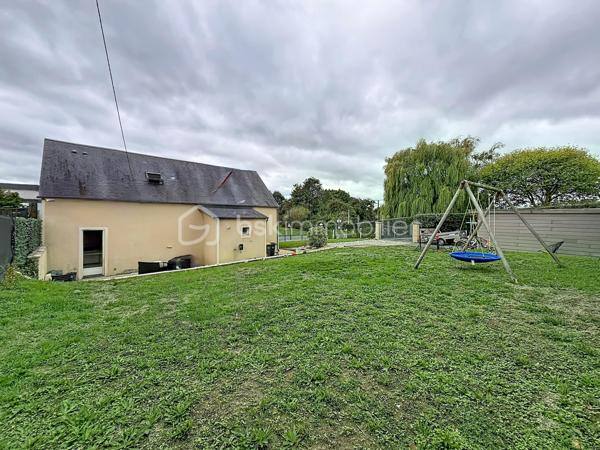 Nous vous proposons cette maison individuelle de 5 pièces située sur la commune recherchée de Bayeux comprenant 1 séjour double, une cuisine équipée, un bureau, une salle d'eau, une buanderie et un WC. 
L'étage se compose de deux chambres en enfilade et d'une troisième chambre avec la possibilité de créer un coin dressing.
Son jardin de 699 m2 sans vis a vis vous donne la de nombreuses opportunités d'aménagement.
Pas de travaux a prévoir pour cette maison individuelle, rare sur le secteur et une visite s'impose.