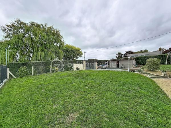 Nous vous proposons cette maison individuelle de 5 pièces située sur la commune recherchée de Bayeux comprenant 1 séjour double, une cuisine équipée, un bureau, une salle d'eau, une buanderie et un WC. 
L'étage se compose de deux chambres en enfilade et d'une troisième chambre avec la possibilité de créer un coin dressing.
Son jardin de 699 m2 sans vis a vis vous donne la de nombreuses opportunités d'aménagement.
Pas de travaux a prévoir pour cette maison individuelle, rare sur le secteur et une visite s'impose.