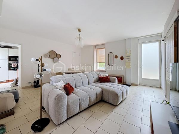 Nous vous proposons cette maison individuelle de 5 pièces située sur la commune recherchée de Bayeux comprenant 1 séjour double, une cuisine équipée, un bureau, une salle d'eau, une buanderie et un WC. 
L'étage se compose de deux chambres en enfilade et d'une troisième chambre avec la possibilité de créer un coin dressing.
Son jardin de 699 m2 sans vis a vis vous donne la de nombreuses opportunités d'aménagement.
Pas de travaux a prévoir pour cette maison individuelle, rare sur le secteur et une visite s'impose.