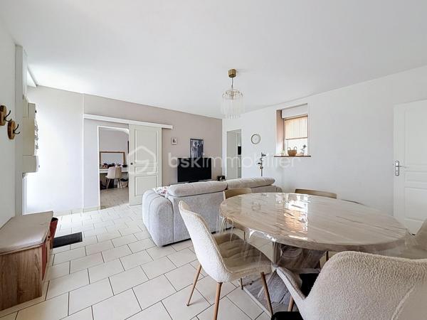 Nous vous proposons cette maison individuelle de 5 pièces située sur la commune recherchée de Bayeux comprenant 1 séjour double, une cuisine équipée, un bureau, une salle d'eau, une buanderie et un WC. 
L'étage se compose de deux chambres en enfilade et d'une troisième chambre avec la possibilité de créer un coin dressing.
Son jardin de 699 m2 sans vis a vis vous donne la de nombreuses opportunités d'aménagement.
Pas de travaux a prévoir pour cette maison individuelle, rare sur le secteur et une visite s'impose.