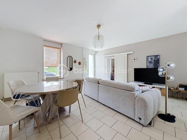 Nous vous proposons cette maison individuelle de 5 pièces située sur la commune recherchée de Bayeux comprenant 1 séjour double, une cuisine équipée, un bureau, une salle d'eau, une buanderie et un WC. 
L'étage se compose de deux chambres en enfilade et d'une troisième chambre avec la possibilité de créer un coin dressing.
Son jardin de 699 m2 sans vis a vis vous donne la de nombreuses opportunités d'aménagement.
Pas de travaux a prévoir pour cette maison individuelle, rare sur le secteur et une visite s'impose.