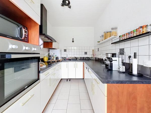 Nous vous proposons cette maison individuelle de 5 pièces située sur la commune recherchée de Bayeux comprenant 1 séjour double, une cuisine équipée, un bureau, une salle d'eau, une buanderie et un WC. 
L'étage se compose de deux chambres en enfilade et d'une troisième chambre avec la possibilité de créer un coin dressing.
Son jardin de 699 m2 sans vis a vis vous donne la de nombreuses opportunités d'aménagement.
Pas de travaux a prévoir pour cette maison individuelle, rare sur le secteur et une visite s'impose.