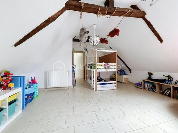 Nous vous proposons cette maison individuelle de 5 pièces située sur la commune recherchée de Bayeux comprenant 1 séjour double, une cuisine équipée, un bureau, une salle d'eau, une buanderie et un WC. 
L'étage se compose de deux chambres en enfilade et d'une troisième chambre avec la possibilité de créer un coin dressing.
Son jardin de 699 m2 sans vis a vis vous donne la de nombreuses opportunités d'aménagement.
Pas de travaux a prévoir pour cette maison individuelle, rare sur le secteur et une visite s'impose.