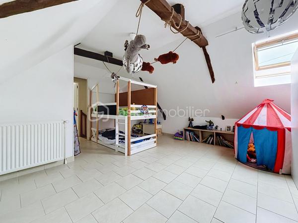 Nous vous proposons cette maison individuelle de 5 pièces située sur la commune recherchée de Bayeux comprenant 1 séjour double, une cuisine équipée, un bureau, une salle d'eau, une buanderie et un WC. 
L'étage se compose de deux chambres en enfilade et d'une troisième chambre avec la possibilité de créer un coin dressing.
Son jardin de 699 m2 sans vis a vis vous donne la de nombreuses opportunités d'aménagement.
Pas de travaux a prévoir pour cette maison individuelle, rare sur le secteur et une visite s'impose.