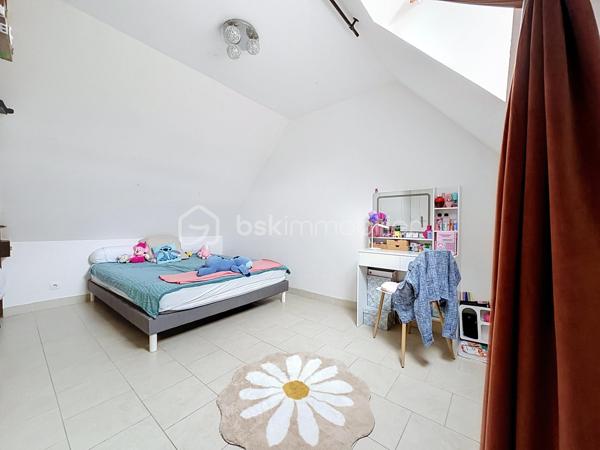 Nous vous proposons cette maison individuelle de 5 pièces située sur la commune recherchée de Bayeux comprenant 1 séjour double, une cuisine équipée, un bureau, une salle d'eau, une buanderie et un WC. 
L'étage se compose de deux chambres en enfilade et d'une troisième chambre avec la possibilité de créer un coin dressing.
Son jardin de 699 m2 sans vis a vis vous donne la de nombreuses opportunités d'aménagement.
Pas de travaux a prévoir pour cette maison individuelle, rare sur le secteur et une visite s'impose.