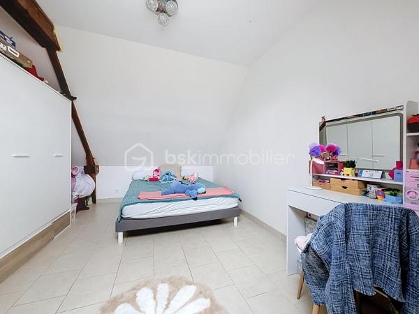 Nous vous proposons cette maison individuelle de 5 pièces située sur la commune recherchée de Bayeux comprenant 1 séjour double, une cuisine équipée, un bureau, une salle d'eau, une buanderie et un WC. 
L'étage se compose de deux chambres en enfilade et d'une troisième chambre avec la possibilité de créer un coin dressing.
Son jardin de 699 m2 sans vis a vis vous donne la de nombreuses opportunités d'aménagement.
Pas de travaux a prévoir pour cette maison individuelle, rare sur le secteur et une visite s'impose.
