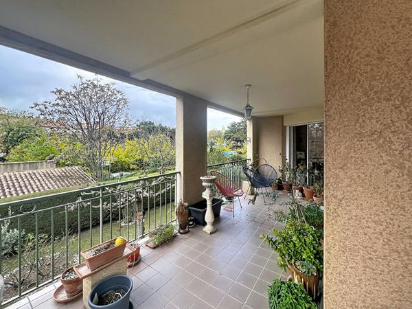 Spacieux appartement avec terrasse et garage