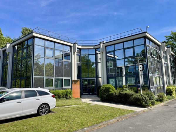 Bureaux rénovés à louer à Nantes dans Technoparc avec parkings extérieurs