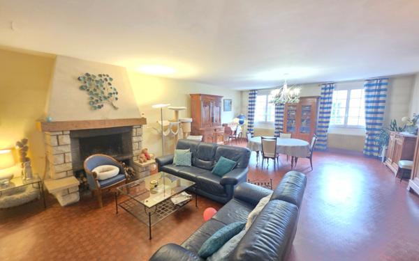 Immeuble à vendre    4 pièces • 363 m2 Houilles