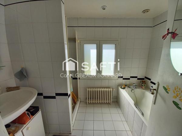 Longère 5 chambres et bureau avec double garage et terrain