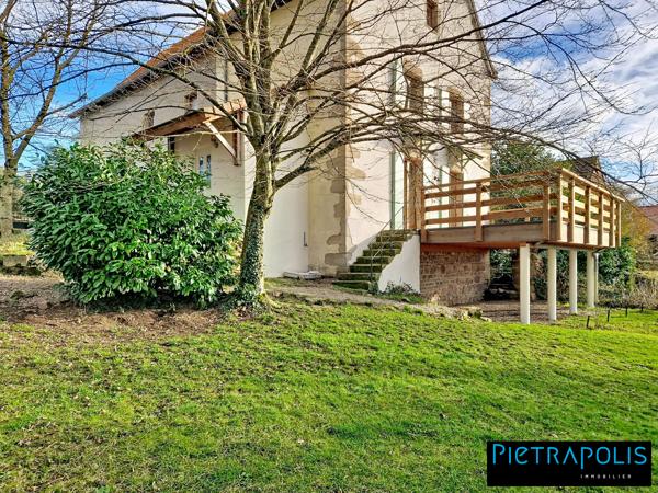 Maison avec terrasse et jardin, proche du centre