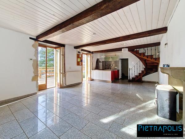 Maison avec terrasse et jardin, proche du centre