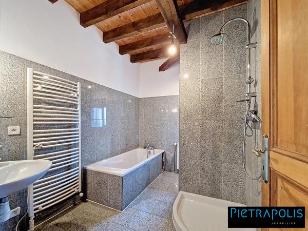Maison avec terrasse et jardin, proche du centre