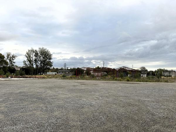 Terrain à usage professionnel de 6 591 m² avec bâtiment de stockage et logement gardien - Carcassonne La Bouriette
