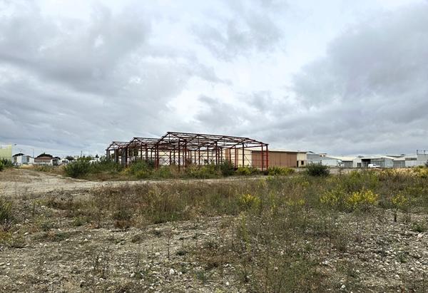 Terrain à usage professionnel de 6 591 m² avec bâtiment de stockage et logement gardien - Carcassonne La Bouriette