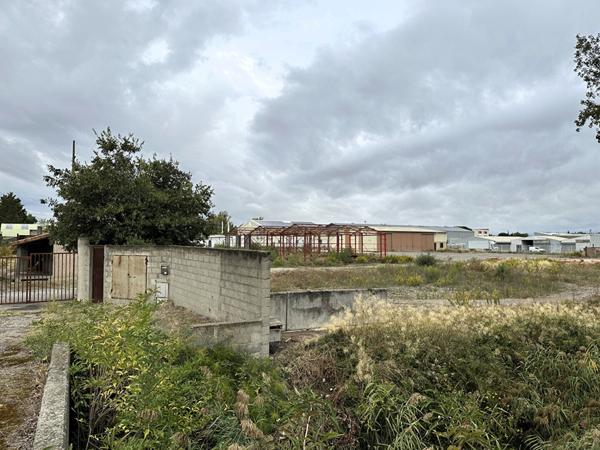 Terrain à usage professionnel de 6 591 m² avec bâtiment de stockage et logement gardien - Carcassonne La Bouriette