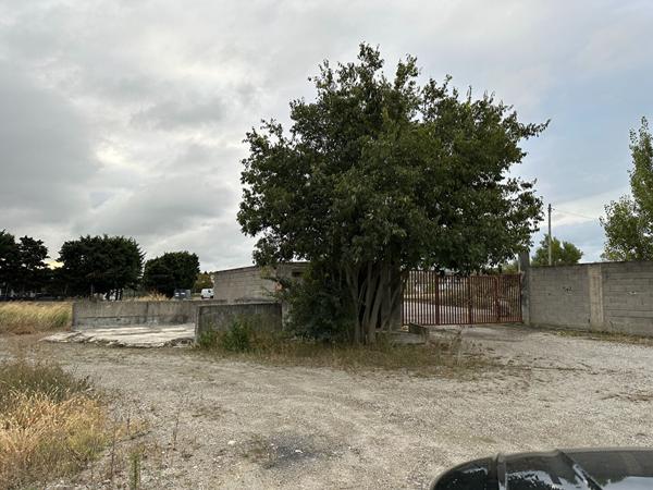 Terrain à usage professionnel de 6 591 m² avec bâtiment de stockage et logement gardien - Carcassonne La Bouriette
