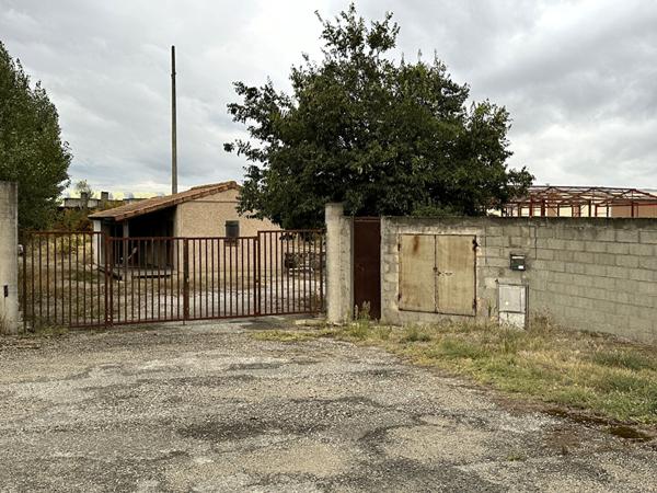 Terrain à usage professionnel de 6 591 m² avec bâtiment de stockage et logement gardien - Carcassonne La Bouriette