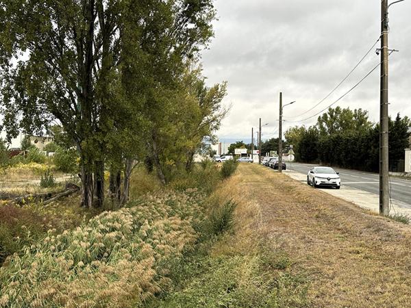 Terrain à usage professionnel de 6 591 m² avec bâtiment de stockage et logement gardien - Carcassonne La Bouriette