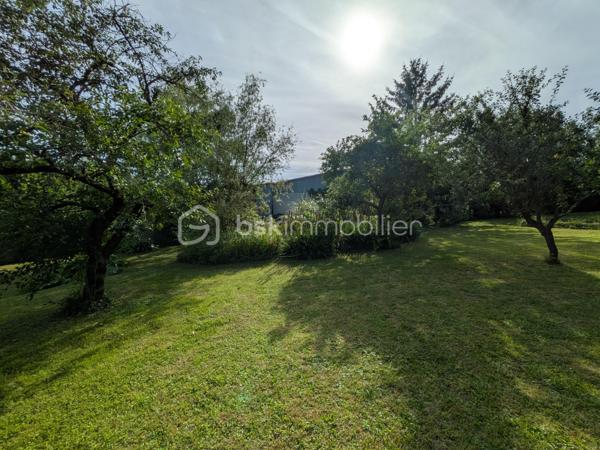 Dans un cadre verdoyant, un terrain arboré, un fort potentiel. découvrez .........
Nichée au cœur du paisible village de Vrizy, à deux pas de Vouziers, offrant toutes les commodités : supermarchés, commerces, écoles, services médicaux, cinéma, piscine. Seulement à 45 minutes de Reims et à environ 20 min de Rethel, cette authentique longère pleine de caractère séduira les amoureux de l’ancien et de nature.
Une opportunité rare pour créer une maison chaleureuse et personnalisée dans un environnement calme et verdoyant.
Venez méditer sur ce magnifique terrain arboré et fleuri de 1 198 m², la propriété bénéficie d’un agréable extérieur avec terrasse, arbres fruitiers et arbustes, idéal pour profiter des beaux jours en toute tranquillité ou entre amis.
A l'intérieur au charme authentique.
Dès l’entrée, vous découvrirez une cuisine spacieuse et lumineuse de 16,00 m² desservant un séjour confortable de 30,00 m² ainsi qu’un salon indépendant de 15.00 m². Les volumes permettent facilement d’imaginer une vaste pièce de vie ouverte et conviviale.
À l’étage :
• 2 belles chambres de 22.00 m² et 12,00m²
• Une pièce supplémentaire de 12,00 m² pouvant devenir bureau, dressing ou chambre d’appoint
• Salle d’eau et WC
Le cachet de l’ancien est préservé grâce aux poutres apparentes et au superbe mur en parement de pierre, offrant une base idéale pour une rénovation de caractère.
Travaux à prévoir
• Isolation façade arrière avec bardage esthétique
• Remise aux normes de l’assainissement
• Travaux partiels d’électricité

 Les atouts :
• Environnement calme et naturel
• Terrain arboré avec terrasse
• Beaux volumes et nombreuses possibilités d’aménagement
• Isolation extérieure déjà réalisée sur la façade avant et les pignons
• Dépendances : atelier, remise d’environ 15 m² à rénover
• Garage non attenant à environ 10 m
• Double vitrage
• Chauffage fioul + insert bois pour une ambiance chaleureuse
Une situation idéale pour une famille ou passer des week-ends entre amis.