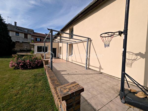 Dans un cadre verdoyant, un terrain arboré, un fort potentiel. découvrez .........
Nichée au cœur du paisible village de Vrizy, à deux pas de Vouziers, offrant toutes les commodités : supermarchés, commerces, écoles, services médicaux, cinéma, piscine. Seulement à 45 minutes de Reims et à environ 20 min de Rethel, cette authentique longère pleine de caractère séduira les amoureux de l’ancien et de nature.
Une opportunité rare pour créer une maison chaleureuse et personnalisée dans un environnement calme et verdoyant.
Venez méditer sur ce magnifique terrain arboré et fleuri de 1 198 m², la propriété bénéficie d’un agréable extérieur avec terrasse, arbres fruitiers et arbustes, idéal pour profiter des beaux jours en toute tranquillité ou entre amis.
A l'intérieur au charme authentique.
Dès l’entrée, vous découvrirez une cuisine spacieuse et lumineuse de 16,00 m² desservant un séjour confortable de 30,00 m² ainsi qu’un salon indépendant de 15.00 m². Les volumes permettent facilement d’imaginer une vaste pièce de vie ouverte et conviviale.
À l’étage :
• 2 belles chambres de 22.00 m² et 12,00m²
• Une pièce supplémentaire de 12,00 m² pouvant devenir bureau, dressing ou chambre d’appoint
• Salle d’eau et WC
Le cachet de l’ancien est préservé grâce aux poutres apparentes et au superbe mur en parement de pierre, offrant une base idéale pour une rénovation de caractère.
Travaux à prévoir
• Isolation façade arrière avec bardage esthétique
• Remise aux normes de l’assainissement
• Travaux partiels d’électricité

 Les atouts :
• Environnement calme et naturel
• Terrain arboré avec terrasse
• Beaux volumes et nombreuses possibilités d’aménagement
• Isolation extérieure déjà réalisée sur la façade avant et les pignons
• Dépendances : atelier, remise d’environ 15 m² à rénover
• Garage non attenant à environ 10 m
• Double vitrage
• Chauffage fioul + insert bois pour une ambiance chaleureuse
Une situation idéale pour une famille ou passer des week-ends entre amis.