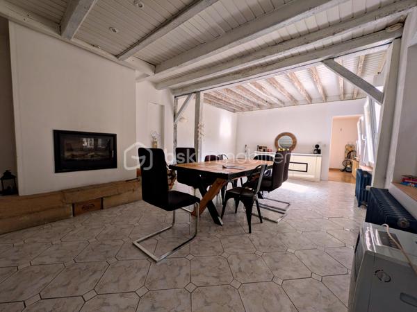 Dans un cadre verdoyant, un terrain arboré, un fort potentiel. découvrez .........
Nichée au cœur du paisible village de Vrizy, à deux pas de Vouziers, offrant toutes les commodités : supermarchés, commerces, écoles, services médicaux, cinéma, piscine. Seulement à 45 minutes de Reims et à environ 20 min de Rethel, cette authentique longère pleine de caractère séduira les amoureux de l’ancien et de nature.
Une opportunité rare pour créer une maison chaleureuse et personnalisée dans un environnement calme et verdoyant.
Venez méditer sur ce magnifique terrain arboré et fleuri de 1 198 m², la propriété bénéficie d’un agréable extérieur avec terrasse, arbres fruitiers et arbustes, idéal pour profiter des beaux jours en toute tranquillité ou entre amis.
A l'intérieur au charme authentique.
Dès l’entrée, vous découvrirez une cuisine spacieuse et lumineuse de 16,00 m² desservant un séjour confortable de 30,00 m² ainsi qu’un salon indépendant de 15.00 m². Les volumes permettent facilement d’imaginer une vaste pièce de vie ouverte et conviviale.
À l’étage :
• 2 belles chambres de 22.00 m² et 12,00m²
• Une pièce supplémentaire de 12,00 m² pouvant devenir bureau, dressing ou chambre d’appoint
• Salle d’eau et WC
Le cachet de l’ancien est préservé grâce aux poutres apparentes et au superbe mur en parement de pierre, offrant une base idéale pour une rénovation de caractère.
Travaux à prévoir
• Isolation façade arrière avec bardage esthétique
• Remise aux normes de l’assainissement
• Travaux partiels d’électricité

 Les atouts :
• Environnement calme et naturel
• Terrain arboré avec terrasse
• Beaux volumes et nombreuses possibilités d’aménagement
• Isolation extérieure déjà réalisée sur la façade avant et les pignons
• Dépendances : atelier, remise d’environ 15 m² à rénover
• Garage non attenant à environ 10 m
• Double vitrage
• Chauffage fioul + insert bois pour une ambiance chaleureuse
Une situation idéale pour une famille ou passer des week-ends entre amis.