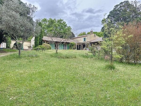 Villa provençale sur terrain constructible de 7149m²division en minimum 5 lots, quartier calme, piscine