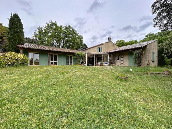 Villa provençale sur terrain constructible de 7149m²division en minimum 5 lots, quartier calme, piscine