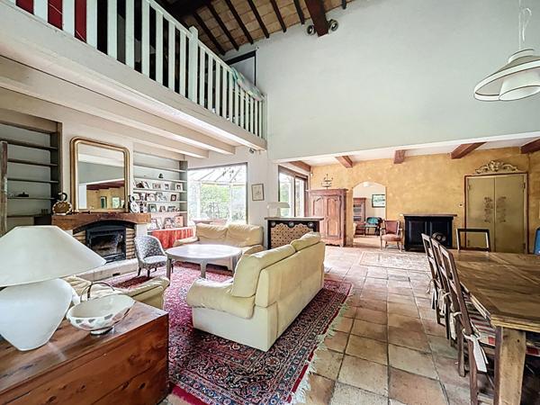 Villa provençale sur terrain constructible de 7149m²division en minimum 5 lots, quartier calme, piscine