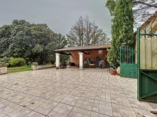 Villa provençale sur terrain constructible de 7149m²division en minimum 5 lots, quartier calme, piscine