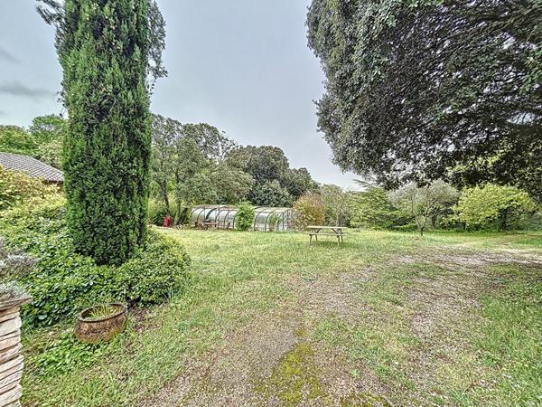 Villa provençale sur terrain constructible de 7149m²division en minimum 5 lots, quartier calme, piscine