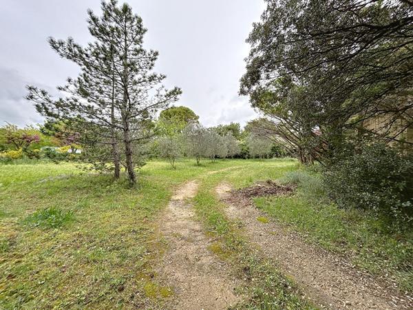 Villa provençale sur terrain constructible de 7149m²division en minimum 5 lots, quartier calme, piscine