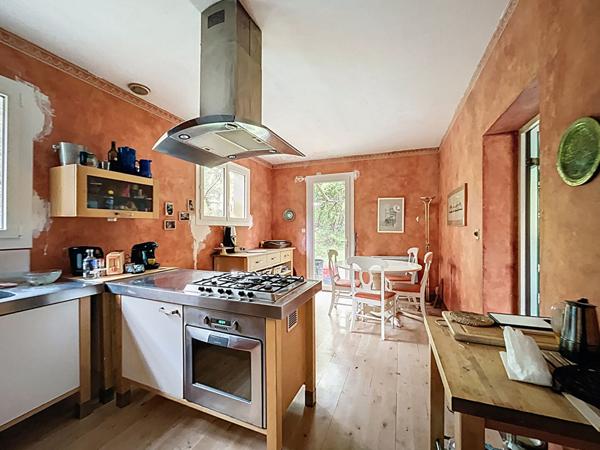 Villa provençale sur terrain constructible de 7149m²division en minimum 5 lots, quartier calme, piscine