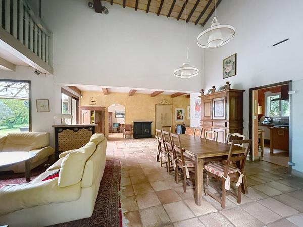 Villa provençale sur terrain constructible de 7149m²division en minimum 5 lots, quartier calme, piscine