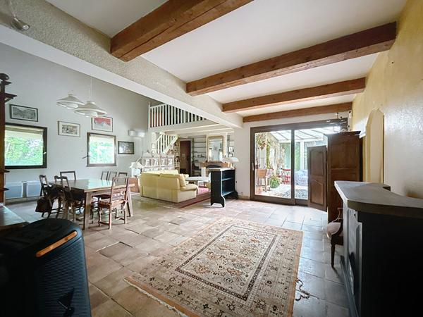 Villa provençale sur terrain constructible de 7149m²division en minimum 5 lots, quartier calme, piscine