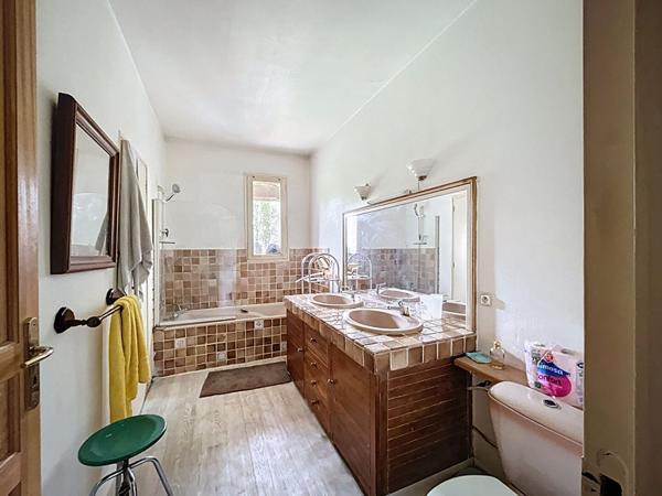 Villa provençale sur terrain constructible de 7149m²division en minimum 5 lots, quartier calme, piscine