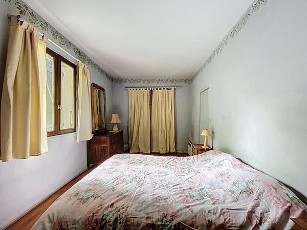 Villa provençale sur terrain constructible de 7149m²division en minimum 5 lots, quartier calme, piscine