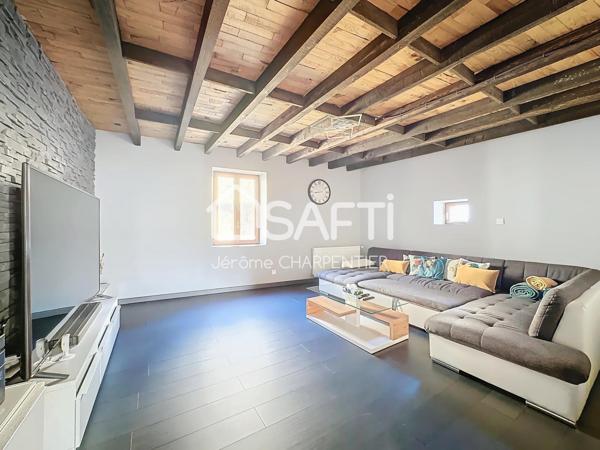 Maison spacieuse avec cour extérieure, garage, cave et combles aménageables