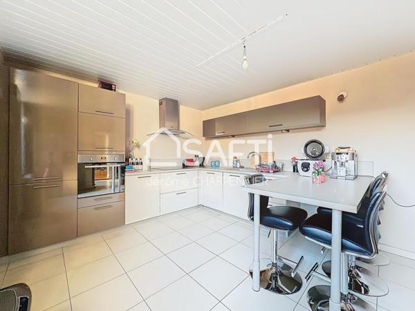 Maison spacieuse avec cour extérieure, garage, cave et combles aménageables