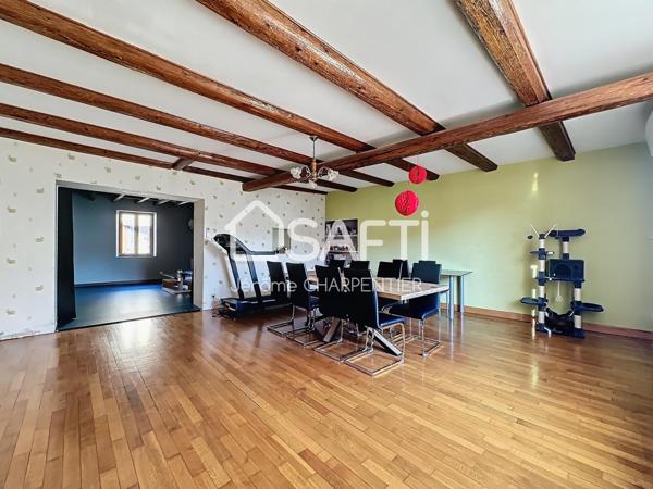 Maison spacieuse avec cour extérieure, garage, cave et combles aménageables