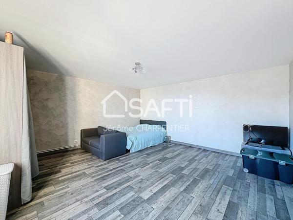 Maison spacieuse avec cour extérieure, garage, cave et combles aménageables