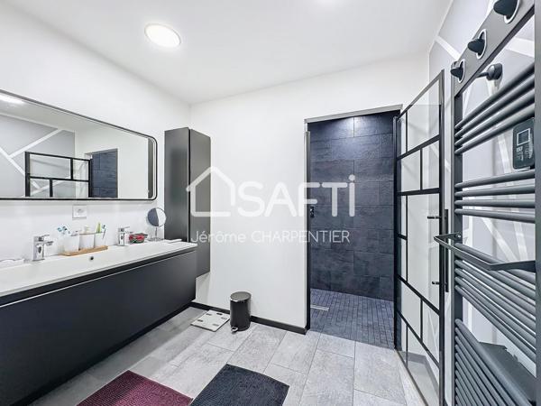 Maison spacieuse avec cour extérieure, garage, cave et combles aménageables