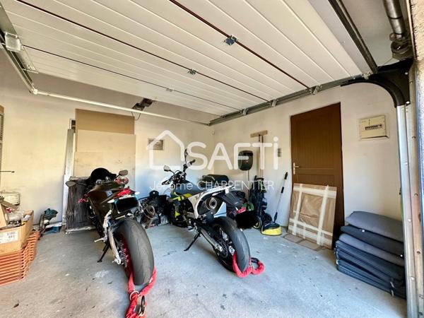 Maison spacieuse avec cour extérieure, garage, cave et combles aménageables