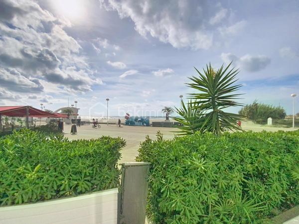 Situé dans une résidence emblématique de la Motte du Couchant, venez découvrir ce grand studio de 27m2 habitable dont 23m2 carrez.
Situé au RDC  avec une belle vue mer, il offre une entrée, une salle d'eau, un WC séparé, une pièce de vie avec un coin cuisine, un balcon et un parking privatif.
Il permet un accès direct à la plage et des commerces du balcon privatif. 
Quelques travaux sont à prévoir.
Ses +++ : climatisations, baies vitrées doubles vitrages, WC séparé, parking et VUE MER.