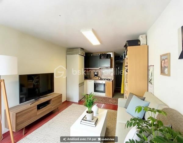 Situé dans une résidence emblématique de la Motte du Couchant, venez découvrir ce grand studio de 27m2 habitable dont 23m2 carrez.
Situé au RDC  avec une belle vue mer, il offre une entrée, une salle d'eau, un WC séparé, une pièce de vie avec un coin cuisine, un balcon et un parking privatif.
Il permet un accès direct à la plage et des commerces du balcon privatif. 
Quelques travaux sont à prévoir.
Ses +++ : climatisations, baies vitrées doubles vitrages, WC séparé, parking et VUE MER.