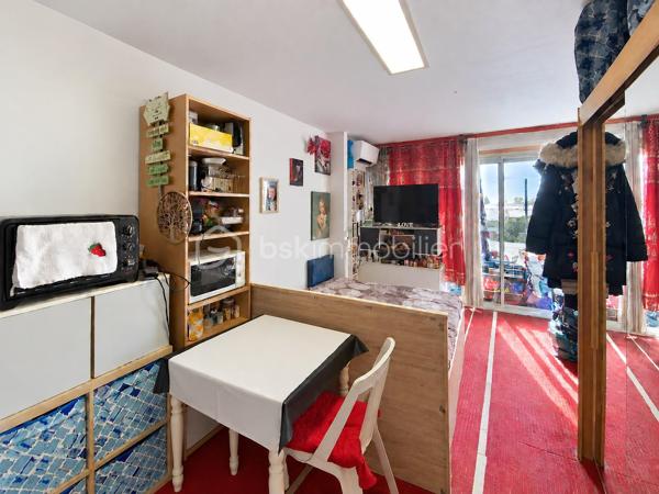 Situé dans une résidence emblématique de la Motte du Couchant, venez découvrir ce grand studio de 27m2 habitable dont 23m2 carrez.
Situé au RDC  avec une belle vue mer, il offre une entrée, une salle d'eau, un WC séparé, une pièce de vie avec un coin cuisine, un balcon et un parking privatif.
Il permet un accès direct à la plage et des commerces du balcon privatif. 
Quelques travaux sont à prévoir.
Ses +++ : climatisations, baies vitrées doubles vitrages, WC séparé, parking et VUE MER.