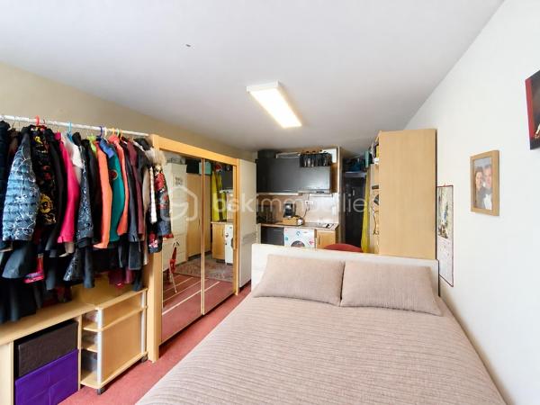 Situé dans une résidence emblématique de la Motte du Couchant, venez découvrir ce grand studio de 27m2 habitable dont 23m2 carrez.
Situé au RDC  avec une belle vue mer, il offre une entrée, une salle d'eau, un WC séparé, une pièce de vie avec un coin cuisine, un balcon et un parking privatif.
Il permet un accès direct à la plage et des commerces du balcon privatif. 
Quelques travaux sont à prévoir.
Ses +++ : climatisations, baies vitrées doubles vitrages, WC séparé, parking et VUE MER.